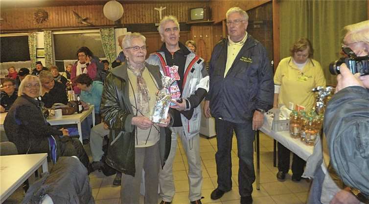 Der Vorsitzende überreicht einem Spielerpaar aus Bad Breisig die verdienten Preise. privat