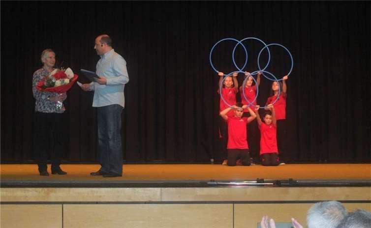 Der Vorsitzende überreichte Erna Kreten einen Blumenstrauß.privat