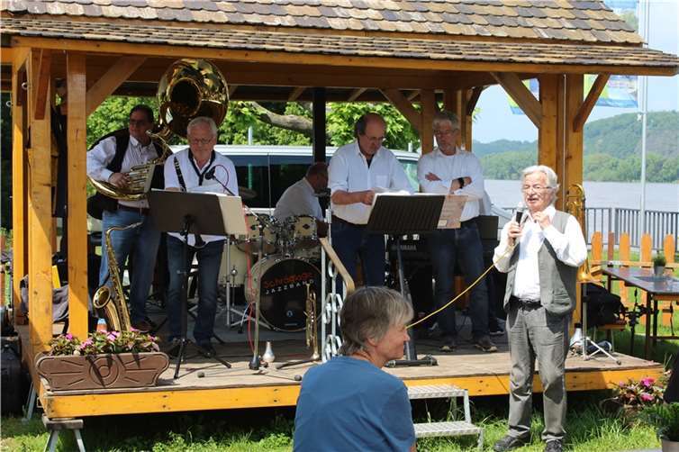 Der Vorsitzende von FORUM Kultur, Bernd Lang, begrüßte auch im Namen des Vorsitzenden von BREISIG.live, Rüdiger Kowalsky, am Pfingstmontag die Besucher von „Jazz im Park“ und die Band „Schräglage“ auf der Bühne.  Foto: Kulturverein BREISIG.live (Michael Lüdtke)