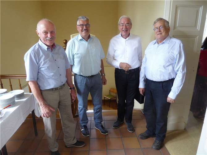 Der Vorsitzende von Pro Mendig, Karl Gunkel und Vorstandsmitglied Klaus Geisen begrüßen Stadtbürgermeister Hans-Peter Ammel und den Referenten Gernot Mittler.  Pro Mendig e.V.