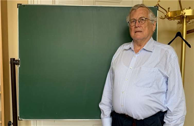 Der Vorsitzende von Pro Mendig, Karl Gunkel vor der Tafel, die Bürgermeister Ammel für die Sprachkurse für die ukrainischen Flüchtlinge zur Verfügung gestellt hat.  Foto: Pro Mendig e.V.