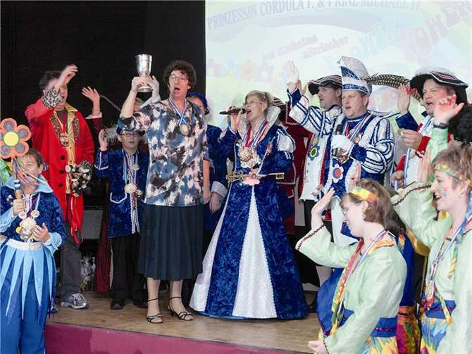 Der Vorsitzenden des FCPP, Ralf Schäfer und „Gertrud“ (Christian Kröll) mit dem Arzheimer Prinzenpaar. Polizeipräsidium Koblenz