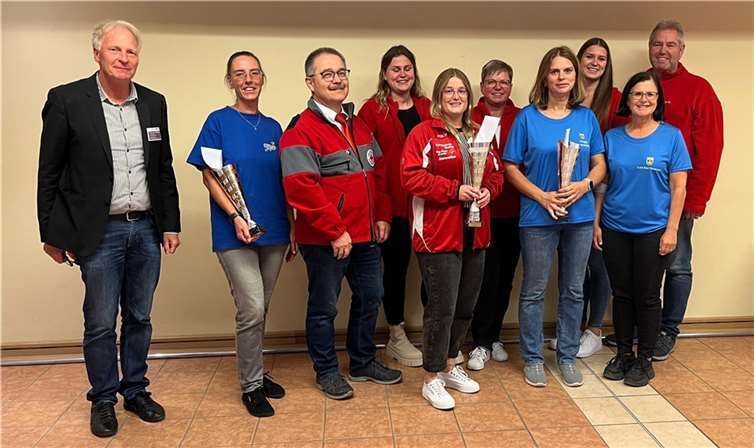 Der Vorsitzenden des OV Bad Neuenahr-Ahrweiler Michael Assenmacher (3. v. li.) und der Blutspendebeauftragte des DRK-Blutpsendedienst West für die Region Franz-Josef Schneider (li.) dankten den Vereinen für ihr Engagement und erinnerten daran, wie lebensnotwendig Blutspenden sind. ( Foto:Philipp Münch / DRK-Ortsverein Bad Neuenahr-Ahrweiler