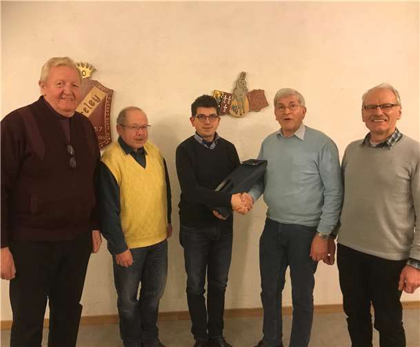 Der Vorsitzender Helmut Fischer (4. v. l.) überreichte Dirigent Markus Prange (3. v. l.) für 10 Jahre erfolgreiche Dirigententätigkeit ein kleines Weinpräsent. Weitere Vorstandsmitglieder: 2. Vorsitzender Bernd Heinz (1. v. l.), Kassierer Werner Irmgartz (2. v. l.) und Schriftführer/Pressewart F. R. Kreuzberg (5. v.li.). Foto: privat