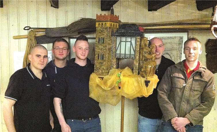 Der Vorstand 2013/2014 der Addemechshöde Jonge 1954 e.V.: (v.l.) Dennis Wohlgefahrt (1. Vorsitzender), Michael Kremer (Schriftführer), Christopher Münster (2. Vorsitzender), Jens Dörner, Tobias Weidlich (Fähnrich); es fehlt Christian Münster (Kassierer).  Rere