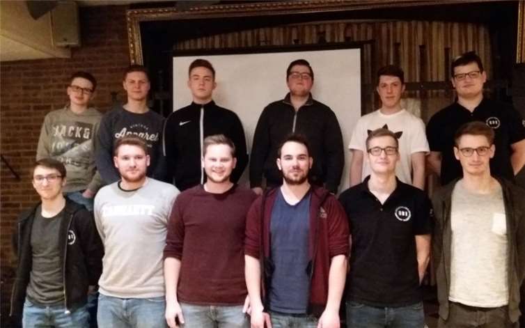 Der Vorstand 2018 stellt sich vor: (hinten v.li.) Philipp Lerbs, Max Haag, Bastian Glüsing, Marvin Kreuser, Nico Knopp, Jan Fischer, (vorne v.li.) Thomas Schäfer, Jochen Zöller, Max Hartmann, Alexander Spieß, Marius Kötting, Leon Schmitz, Niklas Over.Privat