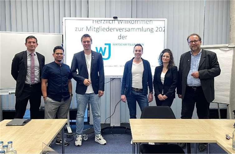 Der Vorstand 2022 der Wirtschaftsjunioren Westerwald-Lahn (v.l.): Tobias Hein (HSP STEUER Heibel & Partner mbH, Montabaur), Donald Medina (Don Medina Produktfotografie, Wirges, Sprecher der Fördermitglieder), Kreissprecher Julian Groß (Graving - Graviertechnik Otto Groß, Nistertal), Tobias Blankenagel (tecis AG, Ellenhausen, stellvertretender Sprecher und Kassenwart), Zaklina Risteski (Don Medina Produktfotografie, Wirges) und Richard Hover (IHK-Regionalgeschäftsführer und Geschäftsführer des Juniorenkreises Westerwald-Lahn).Foto: privat