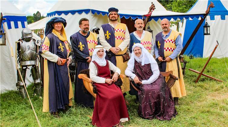 Der Vorstand: Andrea Barth (1. Vorsitzende sitzend, rechts), Gerd Scheiwe (2. Vorsitzender, stehend, zweiter von rechts), Anne Sann (Kassiererin, sitzend, links), Christoph Netenjacob (Schriftführer, stehend Mitte) und die Beisitzer Daniel Ebner (stehend, links), Bernd Trojandt (stehens, zweiter von links) und Rolf Burmeister (stehend rechts).Foto: privat