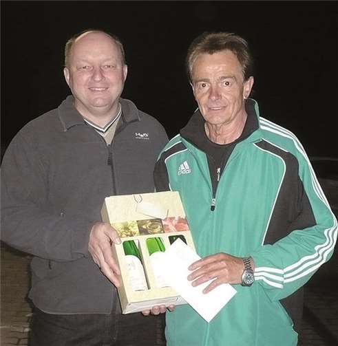 Der Vorstand bedankt sich bei Trainer Rudi Düing. privat