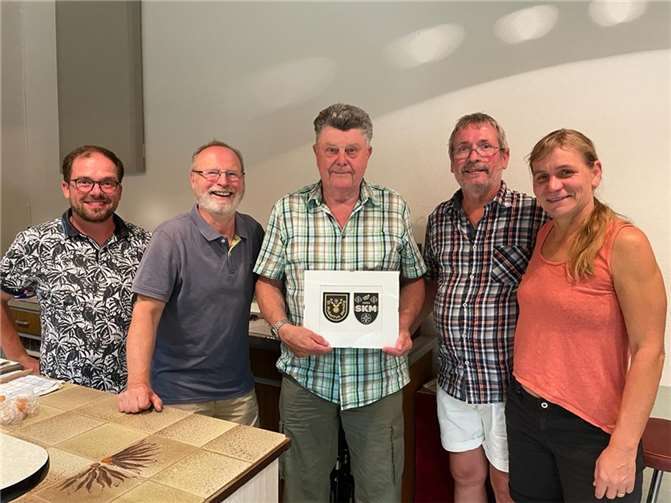 Der Vorstand bedankt sich bei Wilhelm Ronshausen für seine vielen Jahre bei der Mendiger Schützenkapelle.  Foto: privat