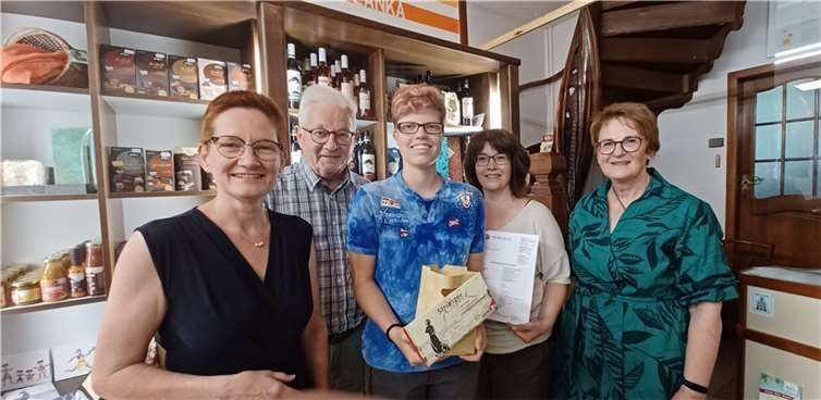 Der Vorstand bedankte sich bei Sarah Kleinlein für die stets gute und zuverlässige Mitarbeit und wünschte ihr für die Zukunft viel Erfolg in Schule, Beruf und Privatleben. Von links: Annette Förster, Hans-Joachim Schmitz, Sarah Kleinlein, Jutta Dietrich, Gisela Bach.  Foto: Eine-Welt Linz