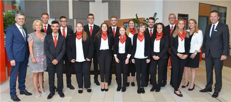 Der Vorstand begrüßte am Mittwoch, 01. August, die neuen Auszubildenden der Kreissparkasse Mayen. v.l.: KSK-Vorstandsvorsitzender Karl-Josef Esch, Ausbilderin Sabine Weitzel, Etienne Retterath, Mustafa Mustafa, Lucas Kathke, Aline Schmitz, Matthias Wilkes, Juliette Lück, Nikolas Klees, Michelle Berresem, Ilka Lecnek, Julia Marusin, Jonas Römer, Melina Roggenfelder, Daniel Fröhlich, Emilia Görges, Ausbilderin Jennifer Strobel und KSK-Vorstand Christoph Weitzel.KSK Mayen