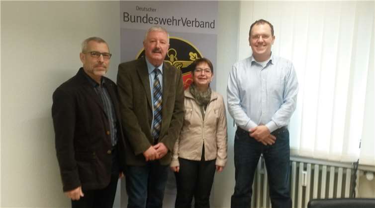 Der Vorstand beim Besuch des DBwV: (v. l.) Stellvertretender Vorsitzender Oberst a.D. Franz Maurer, Vorsitzender Oberstabsfeldwebel a.D. Günter Schwarz, Kassenwartin Petra Schwarz, Geschäftsführer des Landesverbandes West des Deutschen Bundeswehrverbandes Oberstleutnant Carsten Pfenning. privat