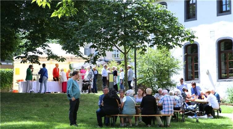 Der Vorstand bereitete das Angebot eines Mittagessens im Kirchgarten sowie eines Kuchenbüffets im Café Gemeindesaal vor. Foto: privat