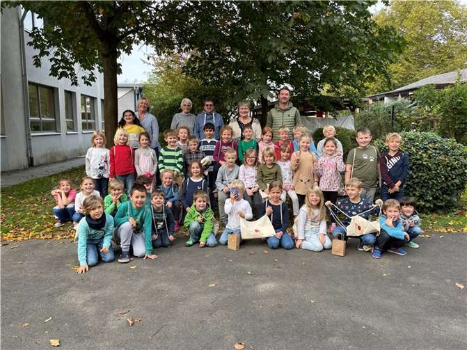 Der Vorstand der Bad Bodendorfer Unternehmen freute sich mit den Kindern.  Foto: ROB