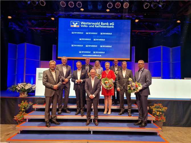 Der Vorstand der Bank präsentierte die aktuellen Geschäftszahlen im Wissener kulturWerk den Vertreterinnen und Vertretern der Bank sowie den zahlreich anwesenden Gästen. Foto: Westerwald Bank eG