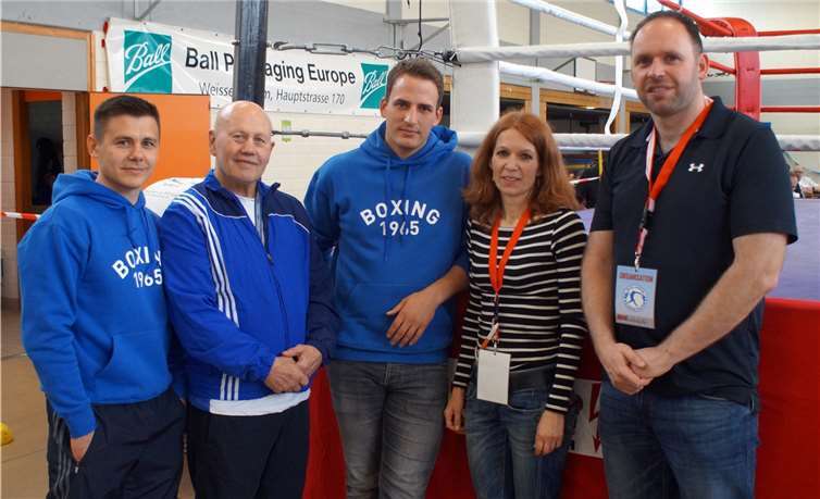 Der Vorstand der Box-Union freute sich über ein gelungenes Einladungsturnier. (Von links) Serge Wunder (Geschäftsführer), Heinrich Ottersbach (Trainer), Florian Nickenig (Vorsitzender), Christina Nickenig (Trainerin, Pressewartin) und Martin Friedrich (zweiter Vorsitzender). GH