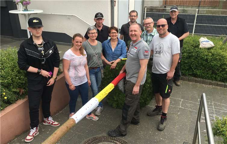 Ein Dorf, das die Tradition lebt Der Vorstand der Bürgergesellschaft Gimmigen um den 1. Vorsitzenden Stephan Hübinger (4. v. r.), schmückte den Maibaum am Bürgerhaus. TOS