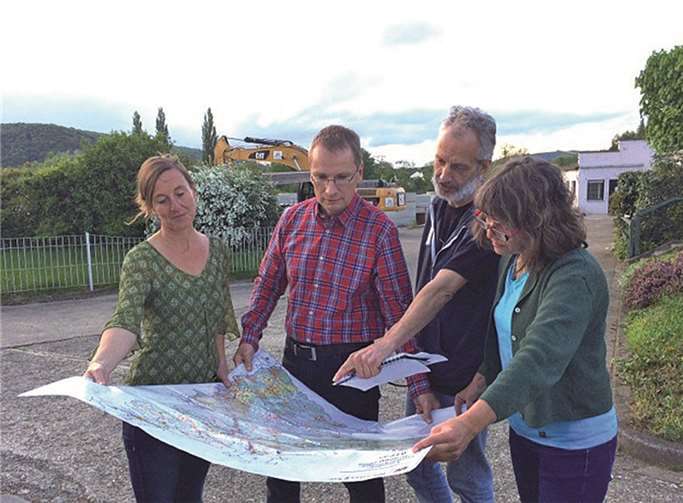 Der Vorstand der Bürgerinitiative vor dem Gelände am Dreifaltigkeitsweg. (v.li.): K. Dörfler, A. Geron, M. Lambert und U. Michelt. privat