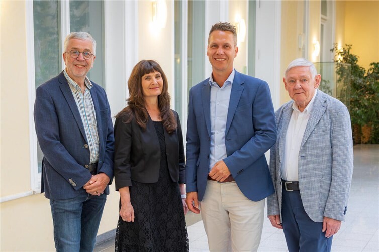 Der Vorstand der Bürgerstiftung, Jürgen Knieps, Gabriele Aßmann und Jürgen Frick mit Bürgermeister Pascal Rowald (2.v.r.).