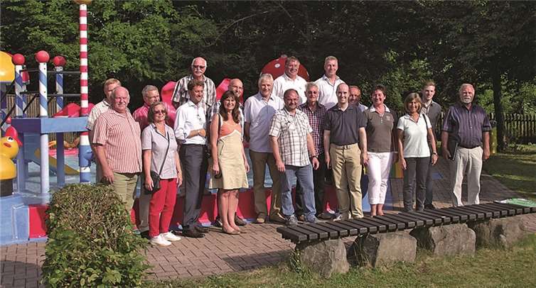 Der Vorstand der CDU mit der Verbandsgemeinderatsfraktion, Mechthild Heil (7.v.l) und Tino Hackenbruch (14.v.l.) vor dem Kinderplanschbecken in Freizeitbad Brohltal.  Privat