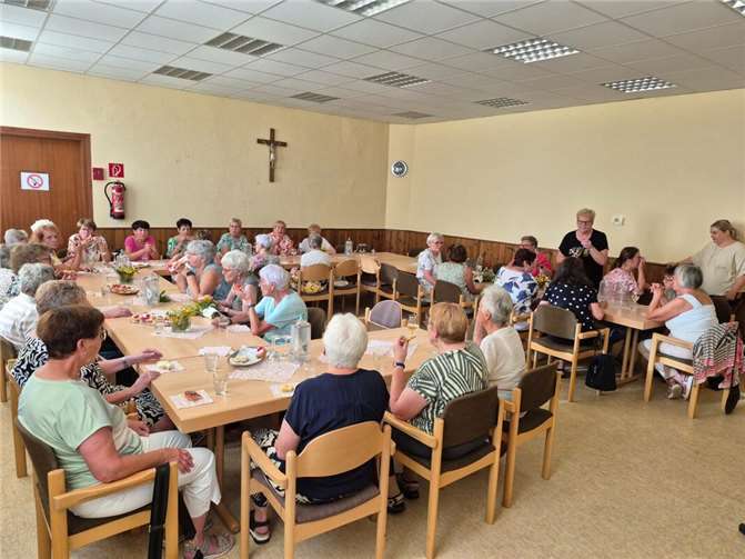 Über 100 Sträuße zierten den Altar Der Vorstand der Frauengemeinschaft lud anschließend zu einem kleinen Imbiss ein. Foto: privat