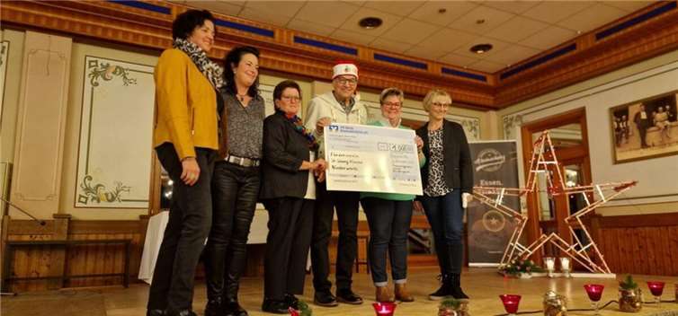 Der Vorstand der Frauengemeinschaft überreichte eine Spende von 1000 Euro.  Fotos: privat
