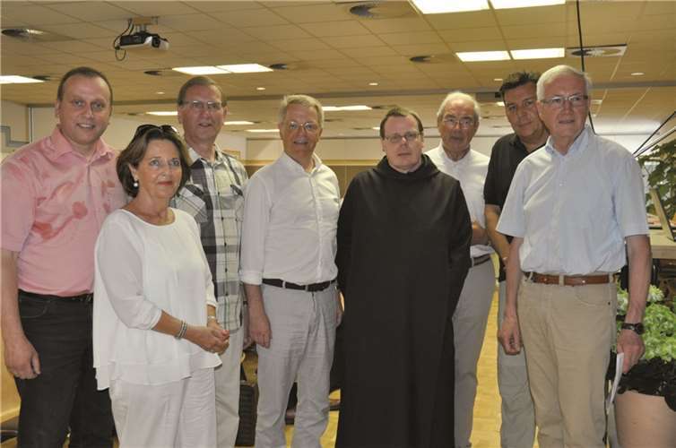 Der Vorstand der »Freunde der Benediktinerabtei Maria Laach« (v.li.): Johannes Bell, Trudel Krupp, Prof. Dr.-Ing. Peter Frings, Elmar Schmitz, Prior-Administrator Dr. Albert Sieger, Gernot Mittler, Burkhard Hau und Bernhard Kaiser. Es fehlt Dr. Ottmar Martini. Pauly