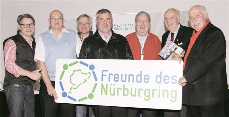 Der Vorstand der „Freunde des Nürburgrings“: Vorsitzender Manfred Sattler (Mitte) mit (v. l.) James Stone, Herbert Clausen, Jochen Wessel, Friedhelm Demandt, Dieter Enders und Klaus Ridder. Dieter Lischitzki