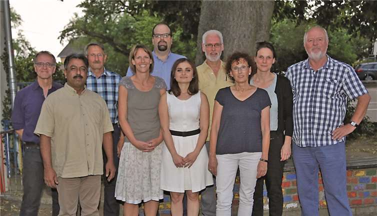 Der Vorstand der Friedenskinder Koblenz e.V: (Vordere Reihe von links) Arif Minhas, Carmen Hagedorn, Arevik Simonyan und Petra Schmidt-Sauer sowie (hintere Reihe von links) Hartmut Hoefs, Peter Noss (Versammlungs-Leiter), David Wangelin, Karl-Heinz Schuster, Alexandra Künster und Bernd Wangelin. Es fehlt auf dem Bild Ba Hai Nguyen wegen seines Aufenthalts beim Projekt Vietnam. PSM
