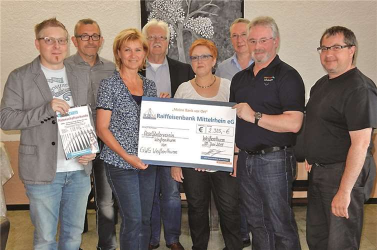 Der Vorstand der GWG übergibt den symbolischen Spendenscheck und erhält im Gegenzug die Patenschaftsurkunde, auf der die sieben „G’s“ vermerkt sind.  privat