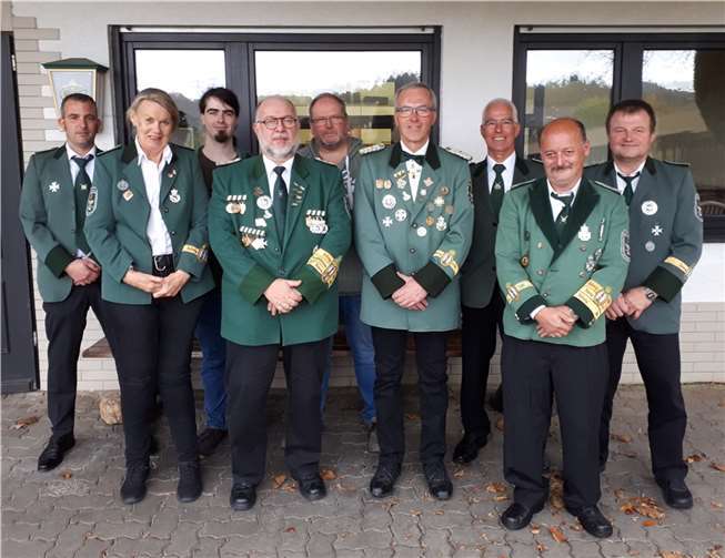 Der Vorstand der Gönnersdorfer Schützen: (v.l.) Ingo Wilbertz (Fähnrich), Elfi Reif (Schriftführerin), Tobias Nett (Kassierer), Jörg Dietzler (2. Brudermeister und Hauptmann), Markus Bode (Schießmeister), Winfried Nett (Brudermeister), Manfred Wilbertz (2. Schriftführer), Heinz Heuser (1. Offizier) und Stefan Braun (2. Offizier). Foto: privat