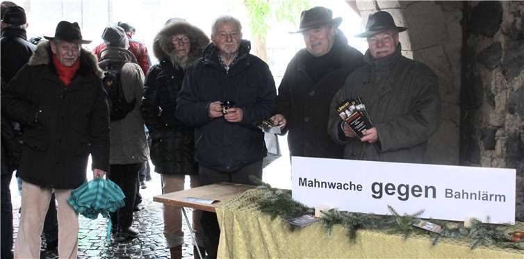 Der Vorstand der Initiative BIN gegen Bahnlärm VG Linz e.V. protestierte mit einer Mahnwache geen den BahnlärmDU