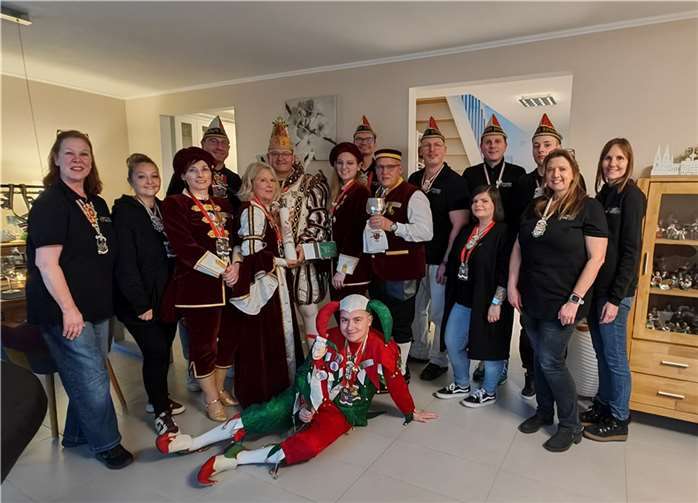 Der Vorstand der „Jungen Alten Großen“ empfing die Mayener Tollitäten, Prinzessin Martina I. und Prinz Peter V., mit Hofstaat.  Fotos: JAG