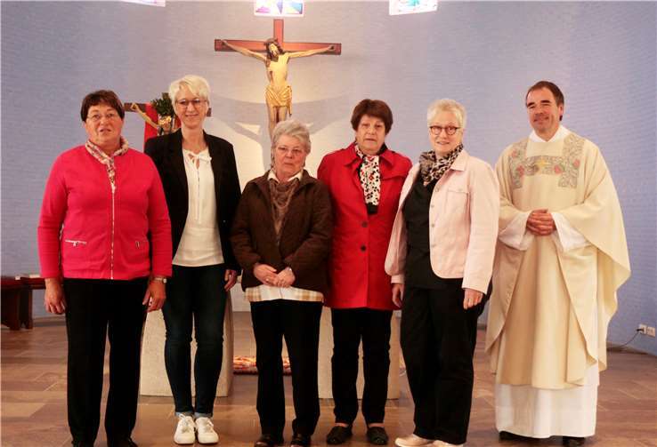 Der Vorstand der KFG Wershofen-Ohlenhard mit Pfarrer Rainer Justen.