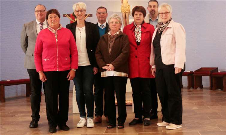 Der Vorstand der KFW mit den Gratulanten (hinten von links) Bürgermeister Guido Nisius, Kreisbeigeordneter Horst Gies und Ortsbürgermeister Robert Zawada.Fotos: SES