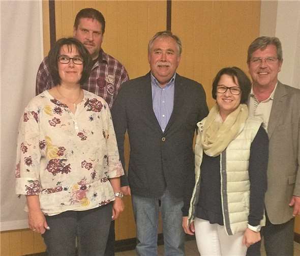 Der Vorstand der KG Närrische Buben (v.l.): Andrea Vogel (Schatzmeisterin), Jörg Märtins (Geschäftsführer), Volker Thormann (Vorsitzender), Heike Adams (Schriftführerin), Ludger Lohmer (2. Vorsitzender). privat