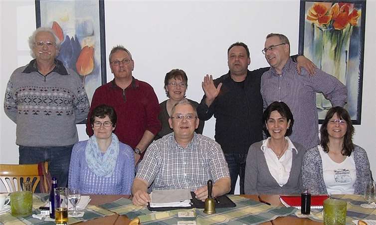Der Vorstand der KG Odendorf: stellvertretender Schultheiß Heinz-Peter Giesgen, stellvertretender Präsident Volker Metzmacher, Schriftführerin Daniela Bong, Schulheiß Christoph Knappe, Kassierer Jürgen Bröhl (stehend v. l.) sowie die stellvertretende Kassiererin Meike Bollig, Präsident Heiner Schumacher, die stellvertretende Schriftführerin Silke Bröhl und die Leiterin der Tanzgarden Ricarda Knappe (sitzend v. l.).privat
