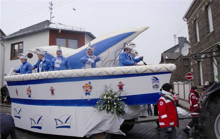 Der Vorstand der KG in ihrem überdimensionalen Narrenhut im Rosenmontagsumzug. privat