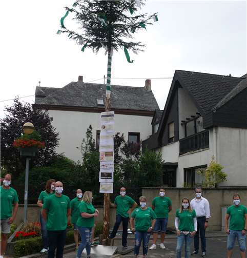 Der Vorstand der Ki und Ka vor dem Kirmesbaum: Alle hoffen auf eine „normale“ Kirmes im nächsten Jahr. Fotos: Privat