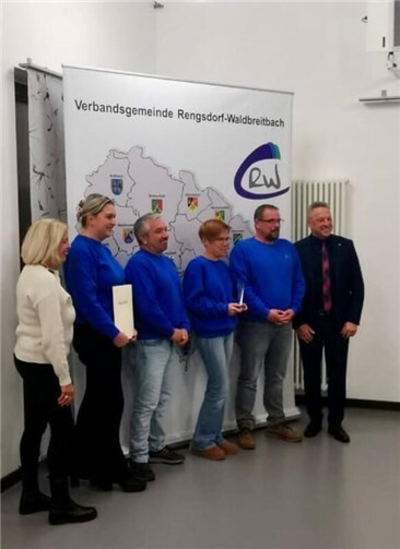 Der Vorstand der Kirmesgesellschaft Donau-Blau nahm erfreut den Ehrenamtspreis entgegen.  Foto: Michael Stüber