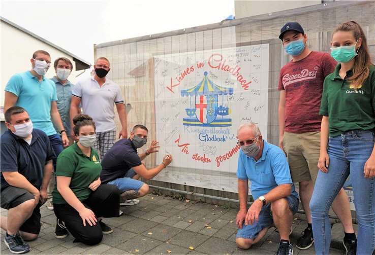 Der Vorstand der Kirmesgesellschaft und alle Kirmespaket-Käufer verewigen sich auf dem Banner „Mir stoohn zesamme“. Fotos: FF