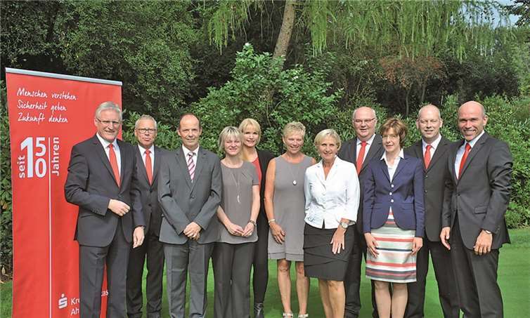 Der Vorstand der Kreissparkasse Ahrweiler, Dieter Zimmermann (l.) und Guido Mombauer (r.), gratuliert gemeinsam mit dem Personalchef Achim Gemein (2.v.l.) und dem Vorsitzenden des Personalrates, Benno Balasus (2.v.r.), den Mitarbeiterinnen und Mitarbeitern zu ihren 25- bzw. 40-jährigen Dienstjubiläen.KSK Ahrweiler