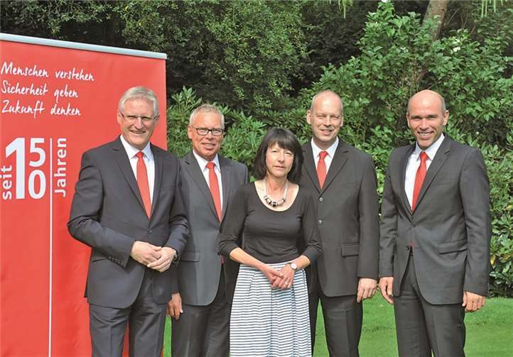 Der Vorstand der Kreissparkasse Ahrweiler, Dieter Zimmermann (l.) und Guido Mombauer (r.), gratuliert gemeinsam mit dem Personalchef Achim Gemein (2.v.l.) und dem Vorsitzenden des Personalrates, Benno Balasus (2.v.r.), Marlene Marner zu ihrem 40-jährigen Dienstjubiläum. KSK Ahrweiler