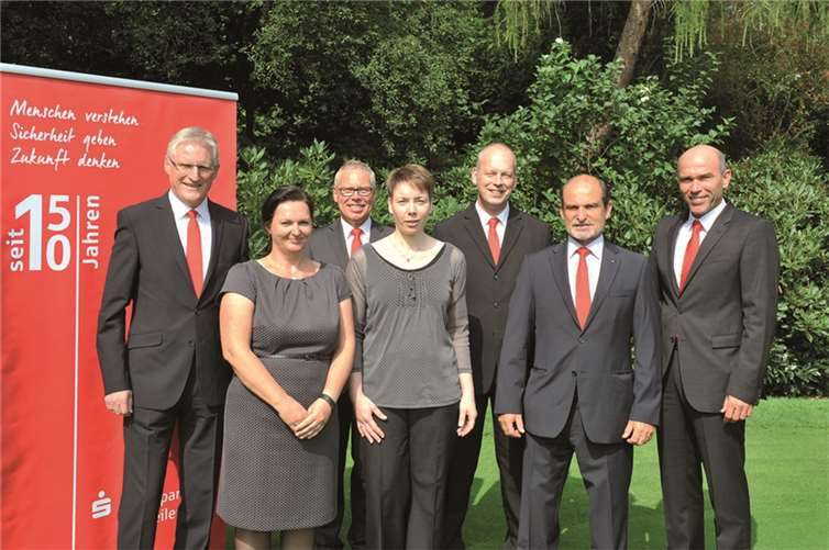 Der Vorstand der Kreissparkasse Ahrweiler, Dieter Zimmermann (l.) und Guido Mombauer (r.), gratuliert gemeinsam mit dem Personalchef Achim Gemein (2.v.l.) und dem Vorsitzenden des Personalrates Benno Balasus (2.v.r.) den Mitarbeiterinnen und Mitarbeitern zu ihren 25- und 40-jährigen Dienstjubiläen. Martin Gausmann