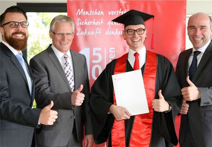 Der Vorstand der Kreissparkasse Ahrweiler, Dieter Zimmermann (2.v.l.) und Guido Mombauer (r.), sowie Michael Bick (l.), Leiter Weiterbildung, sind stolz auf den erfolgreichen Abschluss ihres Mitarbeiters und Kollegen Sven Schmitz (2.v.r). KSK