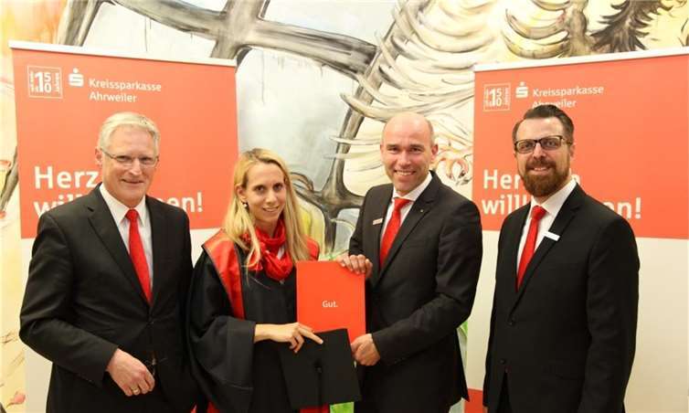 Der Vorstand der Kreissparkasse Ahrweiler, Dieter Zimmermann (l.) und Guido Mombauer (2.v.r.), sowie Michael Bick (r.), Leiter Weiterbildung, sind Stolz auf den erfolgreichen Abschluss ihrer Mitarbeiterin und Kollegin Laura Adams (2.v.l). privat