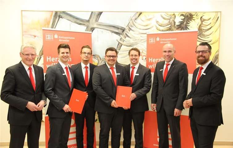 Der Vorstand der Kreissparkasse Ahrweiler, Dieter Zimmermann (l.) und Guido Mombauer (2.v.r.), gratulieren gemeinsam mit Michael Bick (r.), Weiterbildungsleiter, Martin Schüller, Rene Schell, Tim Schumacher und Janes Schreiber (Mitte von l. nach r.) zur erfolgreichen Prüfung zum Bankfachwirt.Kreissparkasse Ahrweiler