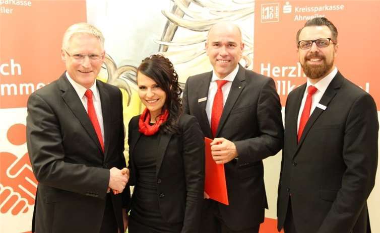 Der Vorstand der Kreissparkasse Ahrweiler, Dieter Zimmermann (links) und Guido Mombauer (2. von rechts), gratulierten gemeinsam mit Weiterbildungsleiter Michael Bick (rechts) Sabrina Schäfer zur erfolgreich absolvierten Weiterbildung.privat