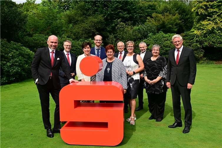 Der Vorstand der Kreissparkasse Ahrweiler (l. u. r.) gratulierte gemeinsam mit dem Personalrat (2. v. l.) Hiltrud Bender, Rolf Eberle, Heike Kiefel, Petra Münch, Ludwig Strohe und Britta-Maria Mink zu ihren 25- und 40-jährigen Dienstjubiläen.  Fotos: Ahr-Foto – Martin Gausmann